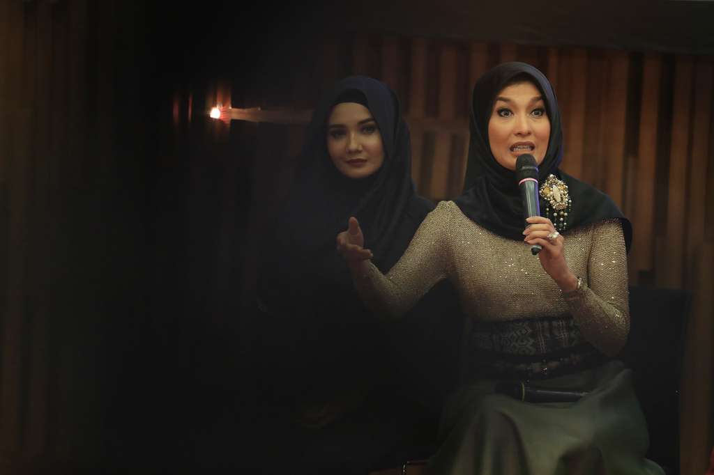 Gaya Hijab Menawan Arzetti Bilbina