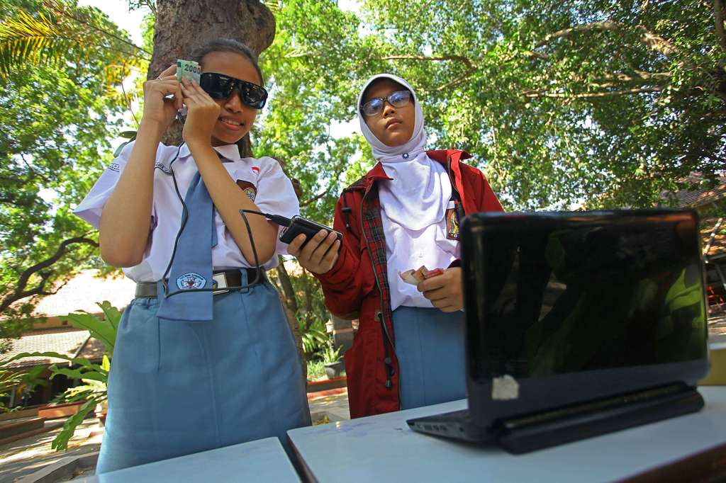 `Kacamata Duitan` Tuna Netra Ciptaan 2 Pelajar Yogya