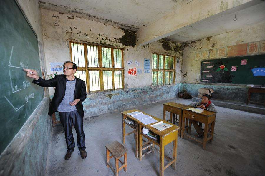 Sekolah Ini Hanya Ada Satu Guru Dan Satu Murid