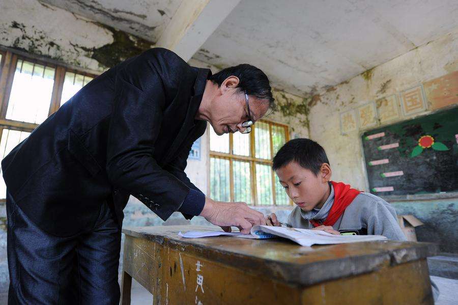 Sekolah Ini Hanya Ada Satu Guru Dan Satu Murid