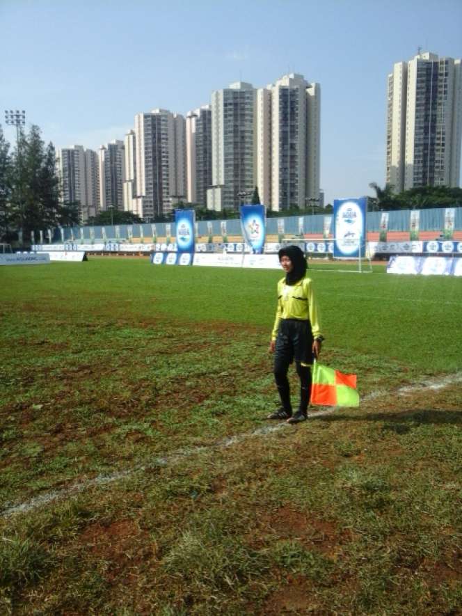 Keseharian Wasit Berhijab Pertama di Indonesia