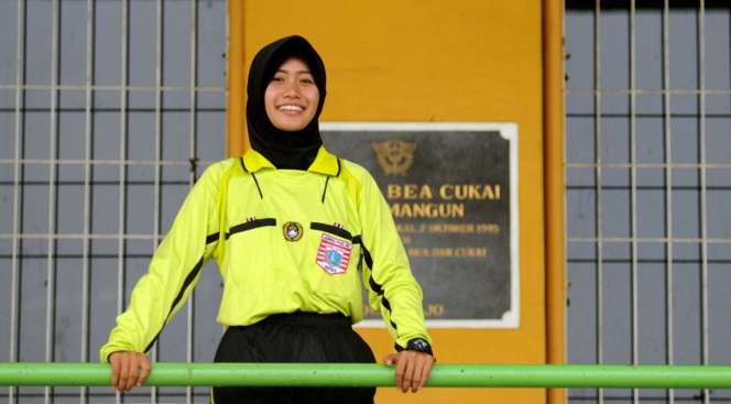 Keseharian Wasit Berhijab Pertama di Indonesia
