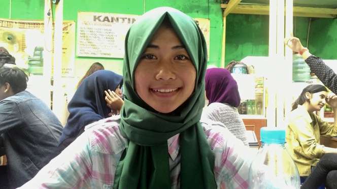 Keseharian Wasit Berhijab Pertama di Indonesia