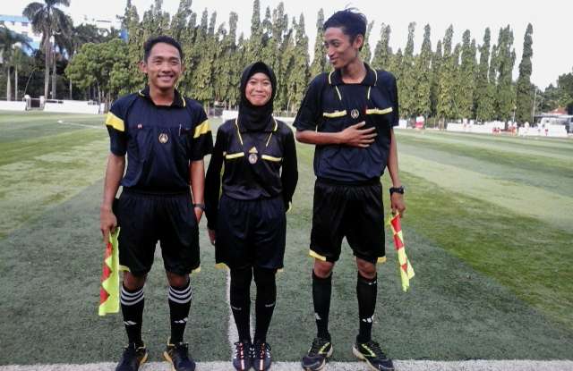 Keseharian Wasit Berhijab Pertama di Indonesia