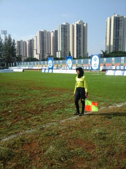 Keseharian Wasit Berhijab Pertama di Indonesia