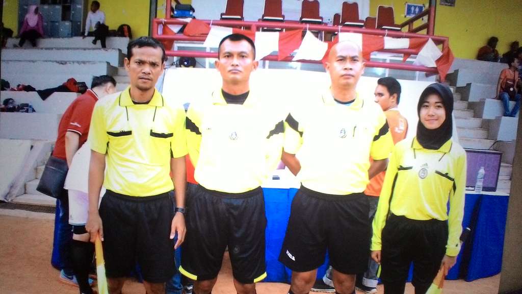 Keseharian Wasit Berhijab Pertama di Indonesia