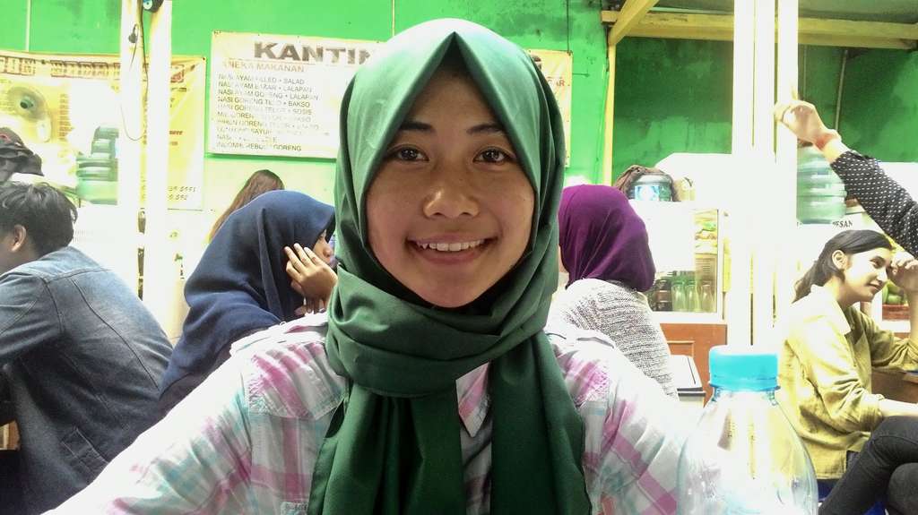 Keseharian Wasit Berhijab Pertama di Indonesia