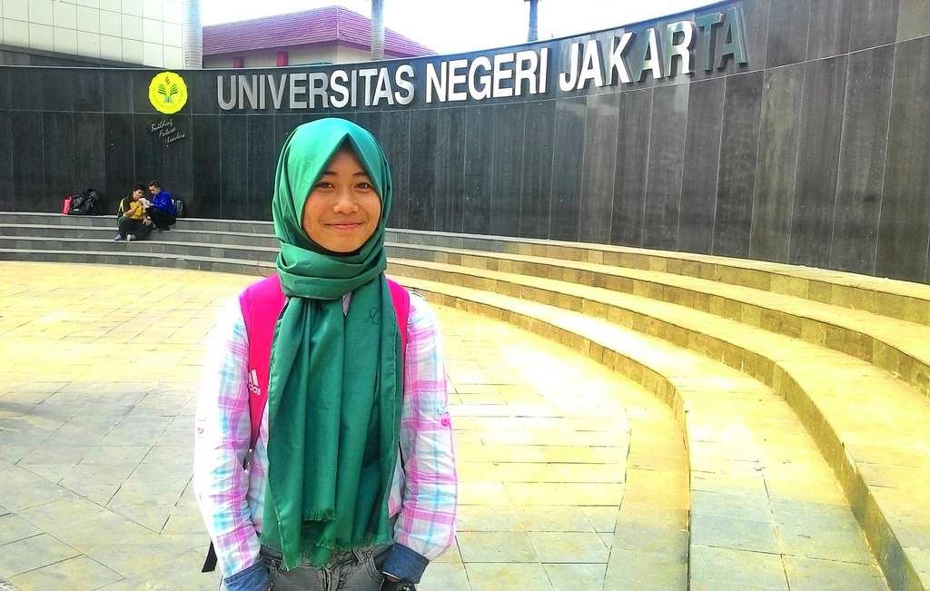 Keseharian Wasit Berhijab Pertama di Indonesia