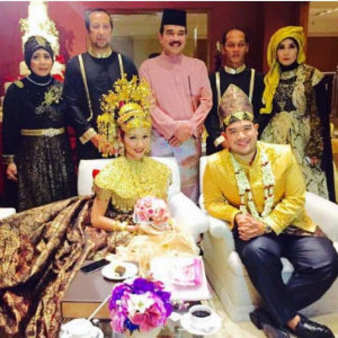 Busana Nikah Mewah Tya `Preman Pensiun`, Mantu Siti Nurhaliza