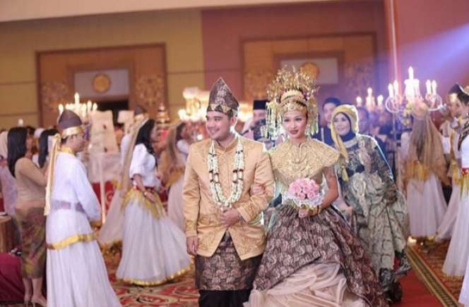 Busana Nikah Mewah Tya `Preman Pensiun`, Mantu Siti Nurhaliza