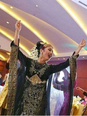 Busana Nikah Mewah Tya `Preman Pensiun`, Mantu Siti Nurhaliza