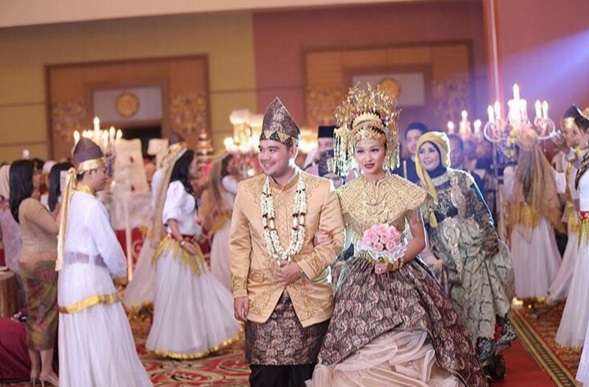 Busana Nikah Mewah Tya `Preman Pensiun`, Mantu Siti Nurhaliza