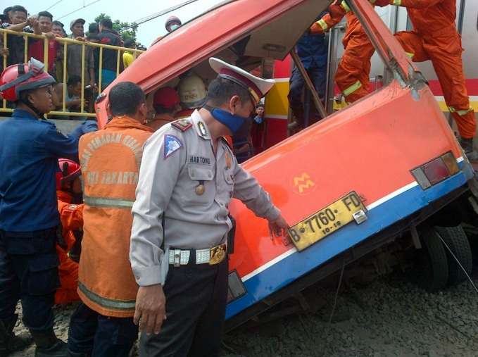 Foto-Foto Tragedi Krl Tabrak Metromini Di Angke