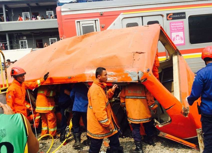 Foto-Foto Tragedi Krl Tabrak Metromini Di Angke