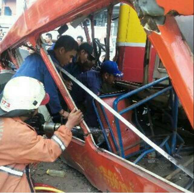 Foto-Foto Tragedi Krl Tabrak Metromini Di Angke