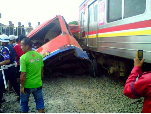 Foto-Foto Tragedi Krl Tabrak Metromini Di Angke