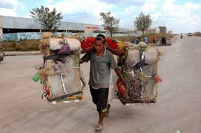 Tak Punya Tempat Tinggal, Pria Ini Gotong Rumahnya Setiap Hari
