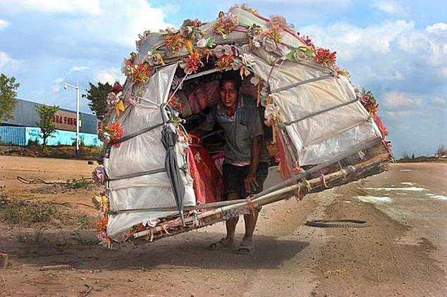 Tak Punya Tempat Tinggal, Pria Ini Gotong Rumahnya Setiap Hari
