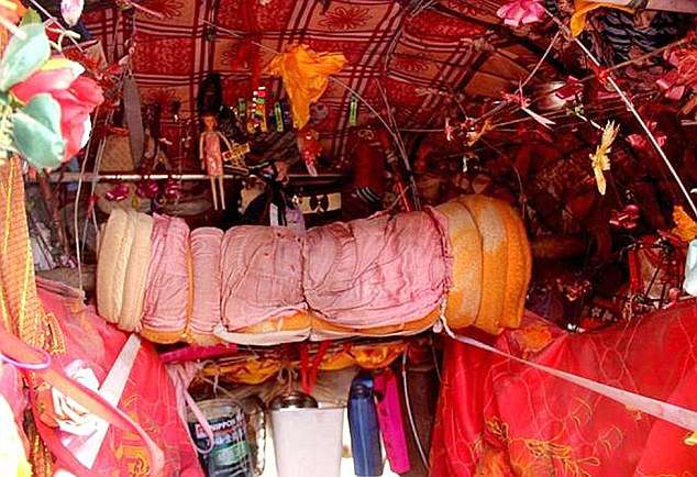 Tak Punya Tempat Tinggal, Pria Ini Gotong Rumahnya Setiap Hari