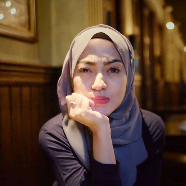 Mengintip Sarah Gadrie, Dokter Hijab Cantik Langganan Artis