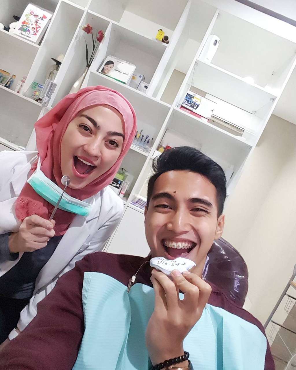 Mengintip Sarah Gadrie, Dokter Hijab Cantik Langganan Artis