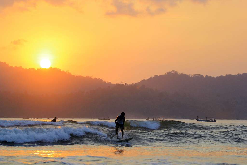Pulau Merah, `Surga Baru` Peselancar di Timur Jawa