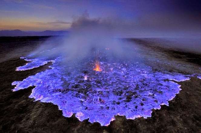 Keindahan Luar Biasa Kawah Biru Ijen
