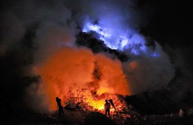 Keindahan Luar Biasa Kawah Biru Ijen