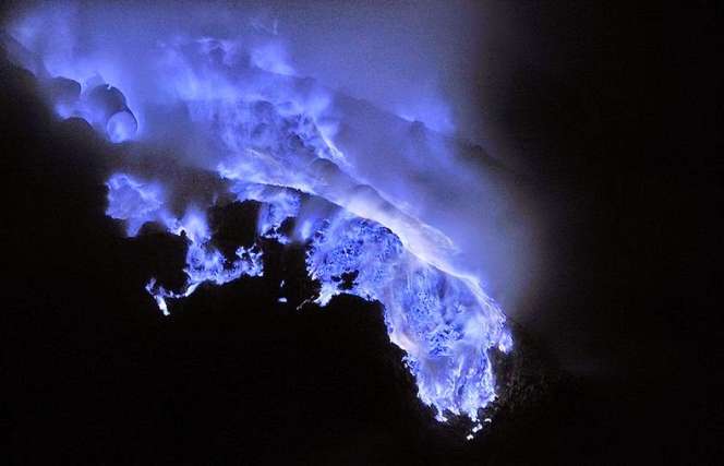 Keindahan Luar Biasa Kawah Biru Ijen