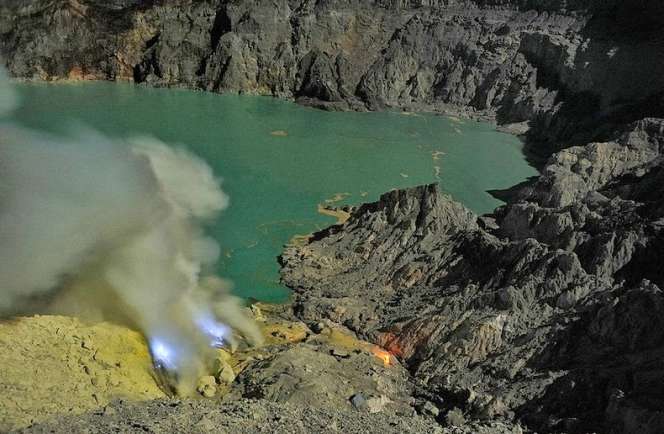 Keindahan Luar Biasa Kawah Biru Ijen