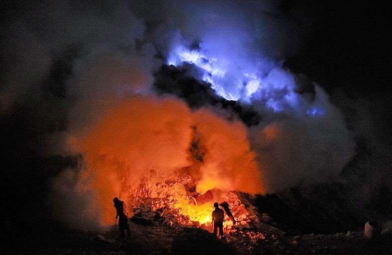 Keindahan Luar Biasa Kawah Biru Ijen