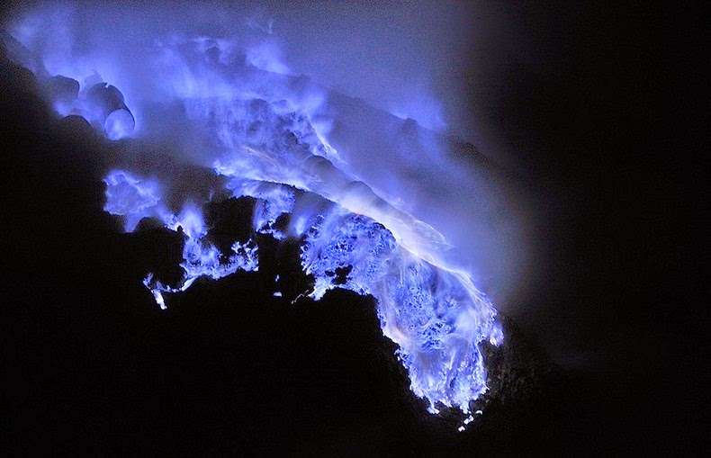 Keindahan Luar Biasa Kawah Biru Ijen