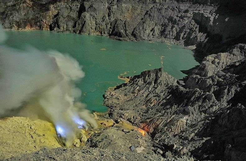Keindahan Luar Biasa Kawah Biru Ijen
