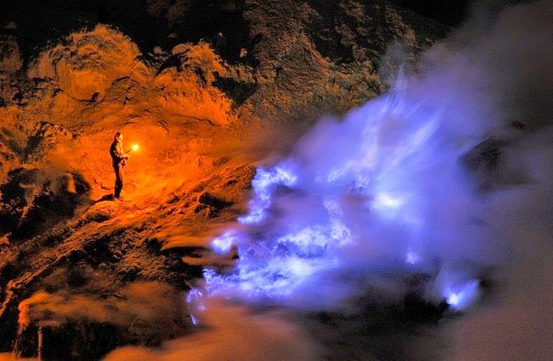 Keindahan Luar Biasa Kawah Biru Ijen