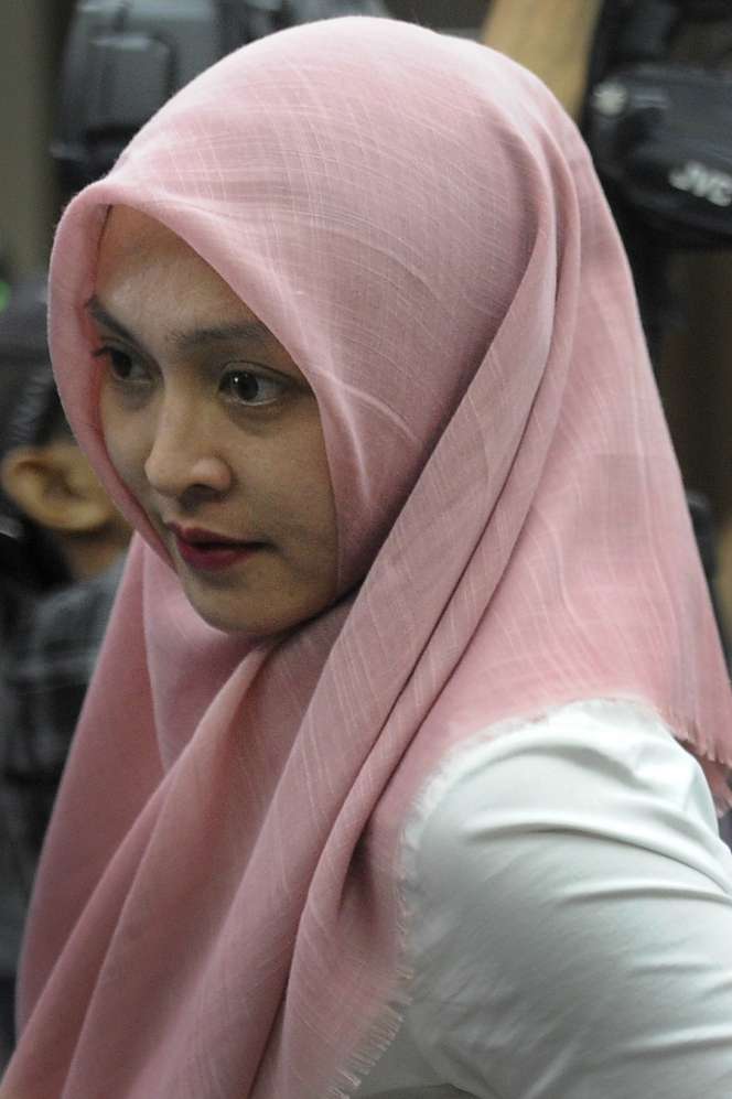 Anggunnya Angelina Sondakh dengan Hijab Rawis