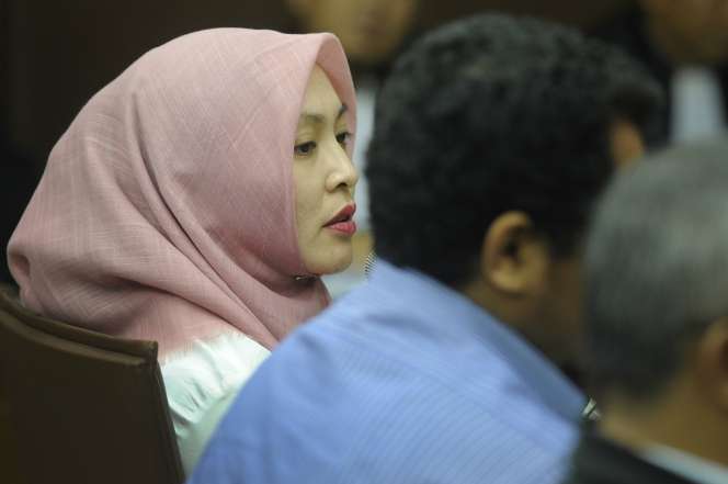 Anggunnya Angelina Sondakh dengan Hijab Rawis