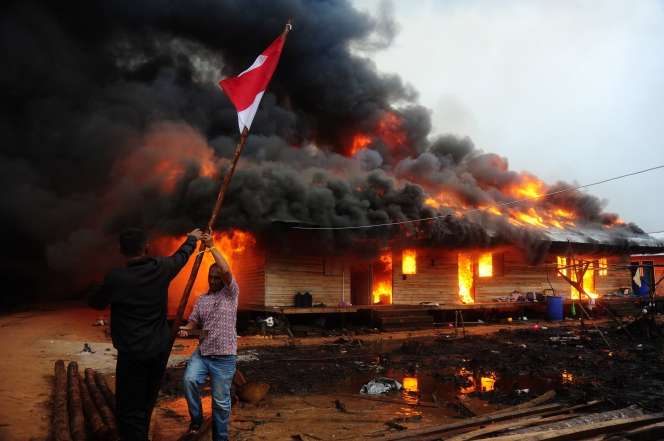 Mencekam! Pemukiman Warga Eks-Gafatar Dibakar Massa