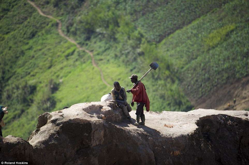 Bertaruh Nyawa Demi Bahan Baku Ponsel