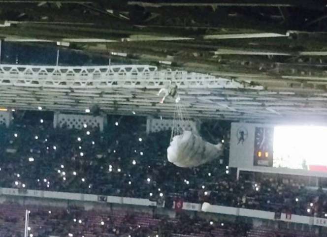 Foto Ketegangan Penerjun TNI Tersangkut di Atas GBK