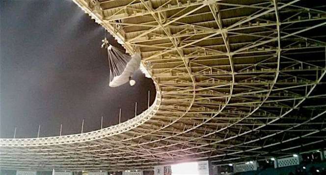Foto Ketegangan Penerjun TNI Tersangkut di Atas GBK