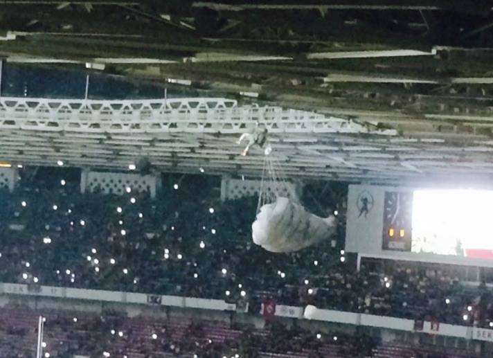 Foto Ketegangan Penerjun TNI Tersangkut di Atas GBK