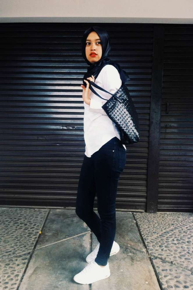 #HOTD: Paduan Hitam Putih Nazir Reni