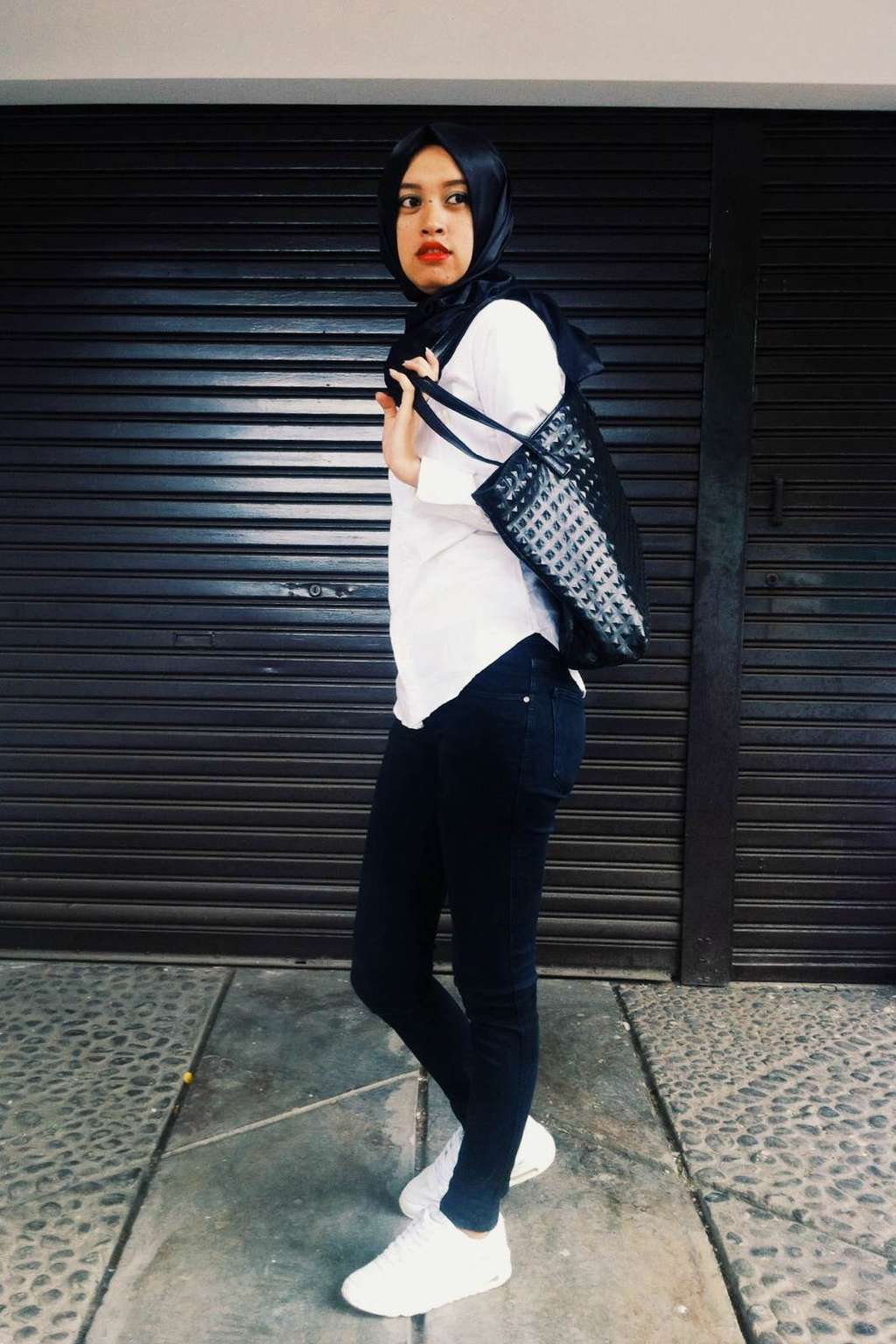 #HOTD: Paduan Hitam Putih Nazir Reni