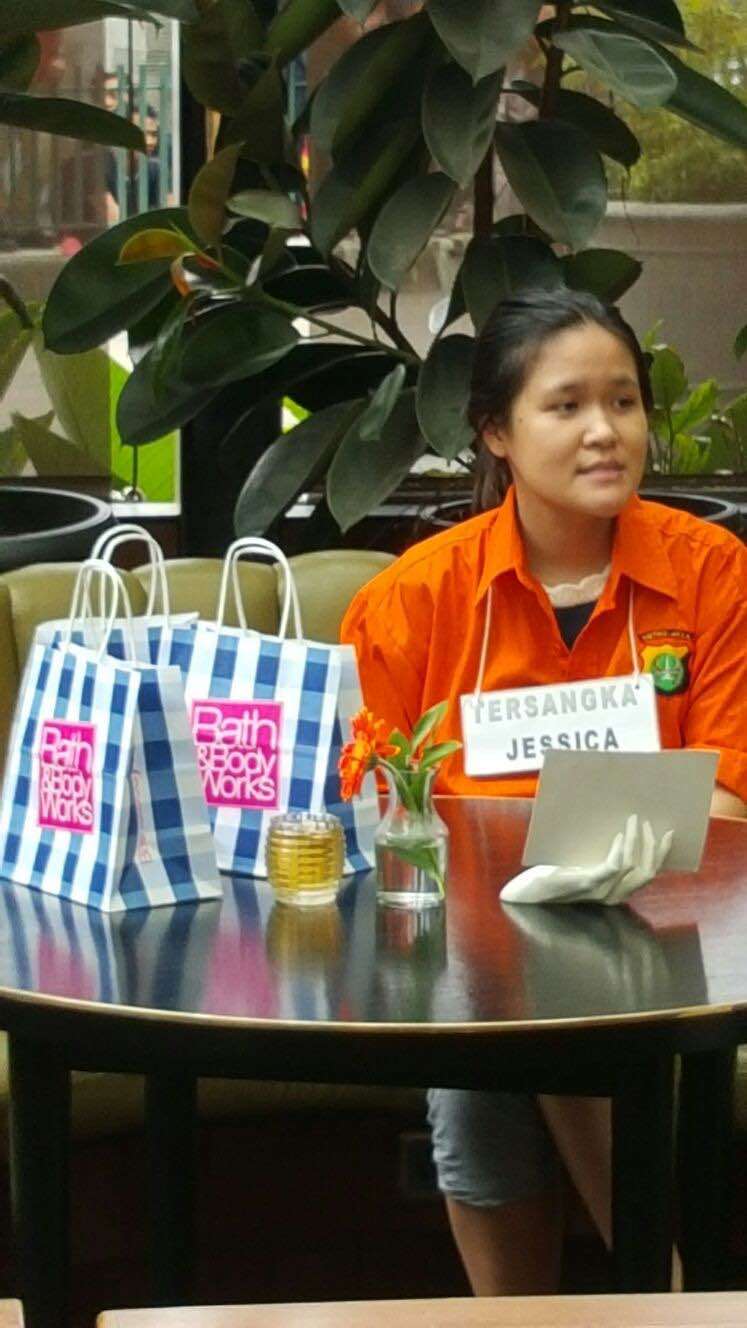Jessica Peragakan Ulang Adegan saat Menunggu Mirna