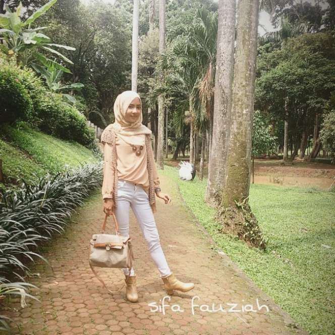 #HOTD: Warna Hijab dan Busana Senada Sifa Fauziah