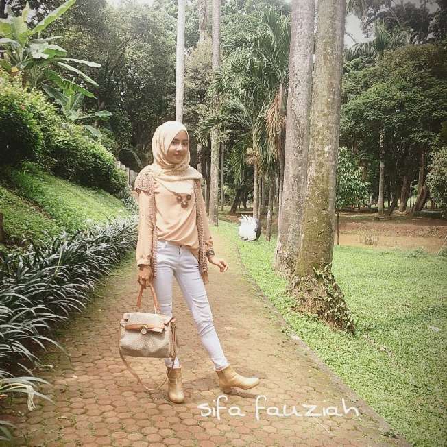 #HOTD: Warna Hijab dan Busana Senada Sifa Fauziah