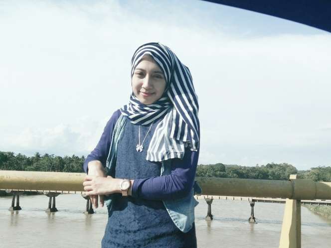 #HOTD: Hijab Garis-garis Cantik Ratih Nugraheni