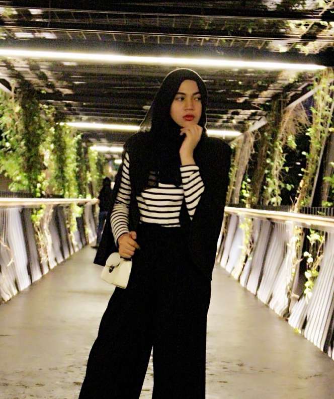 #HOTD: Gaya Monokrom Dessy Eka Purnama