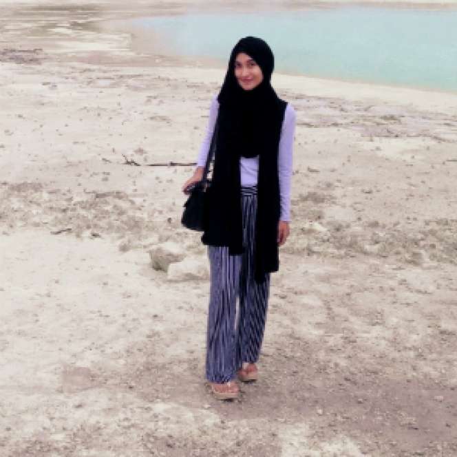 #HOTD: Kombinasi Manis `Outer` Hitam Dini Annisa