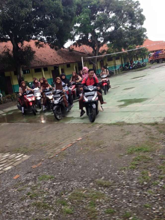 Momen Haru Bocah di Bekasi Mengetuk Hati OSIS SMAN